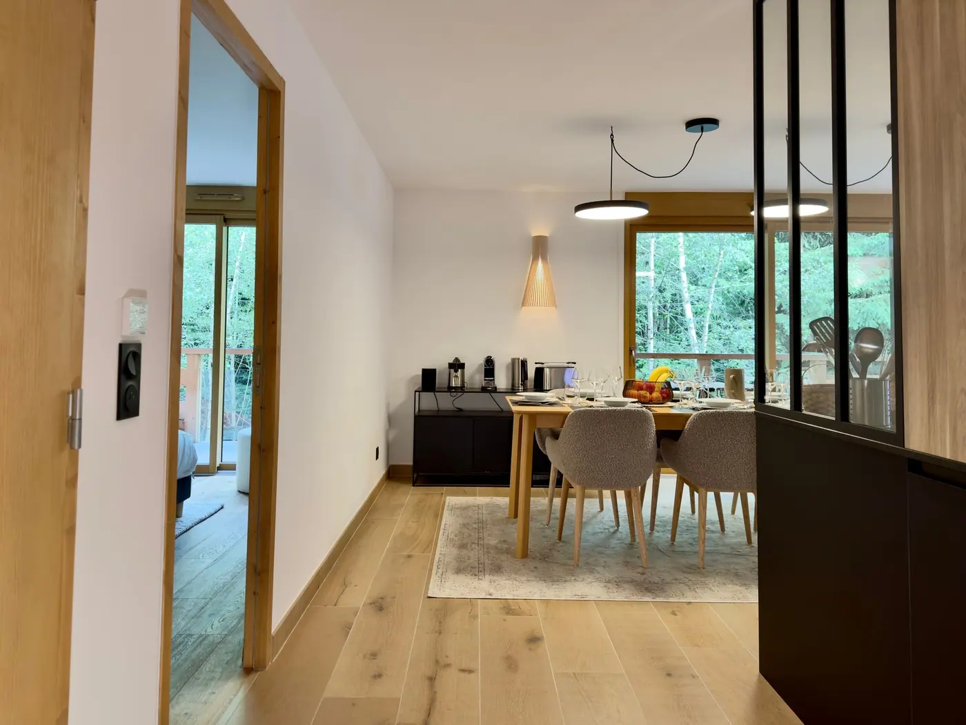 Le coin petit-déjeuner et la table, vus depuis l'entrée
