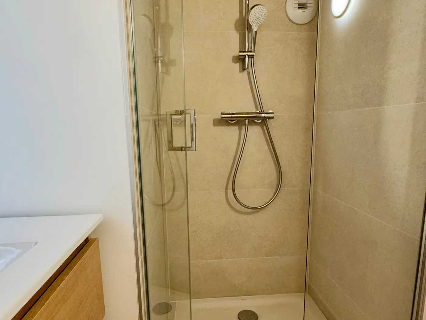 La douche de la salle de douche indépendante