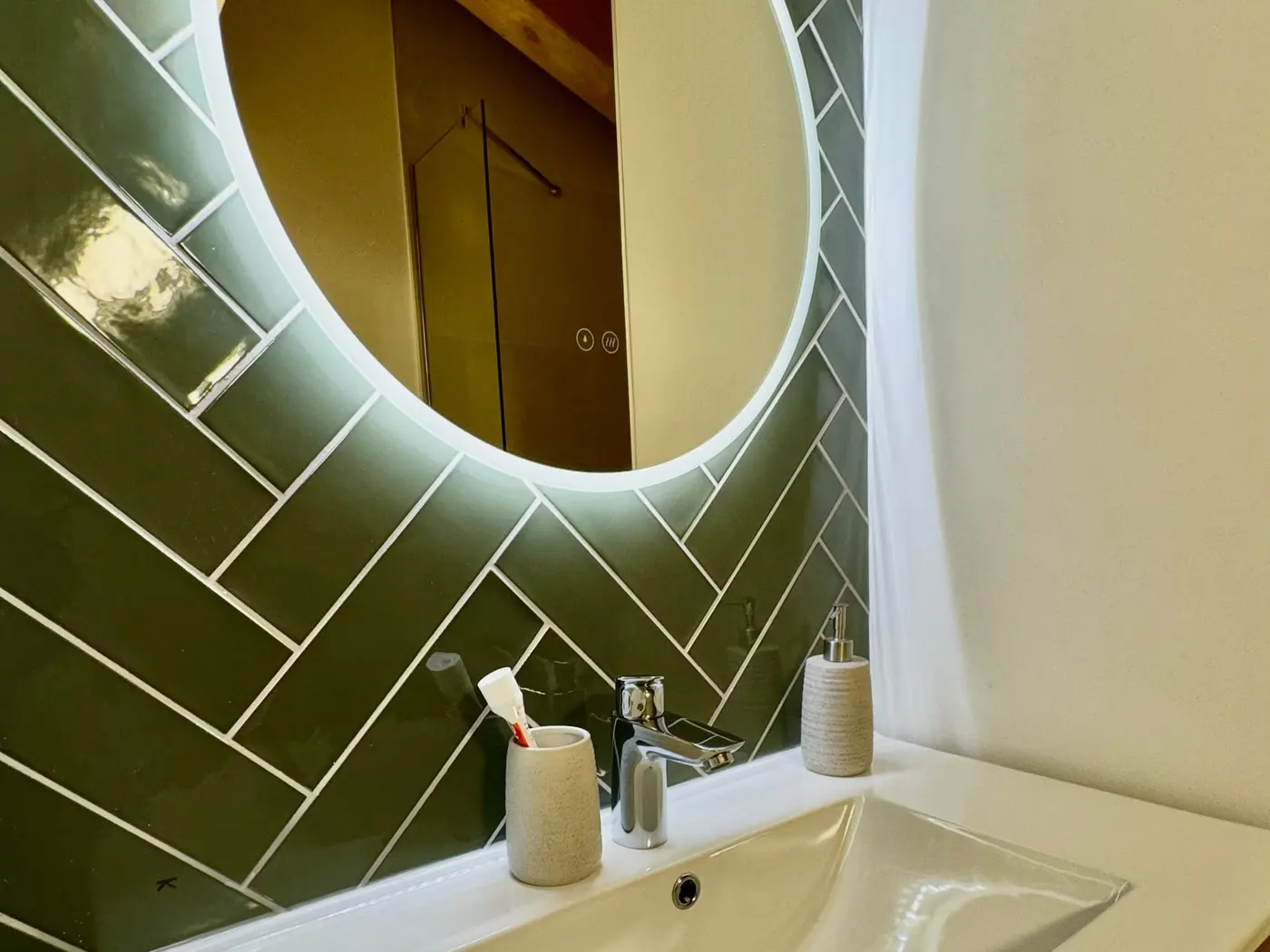 La salle de douche indépendante : vasque et miroir éclairé