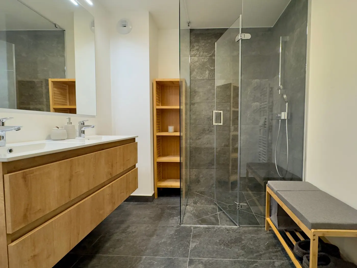 La salle de bain de la chambre forêt : double vasque et grande douche à l'italienne