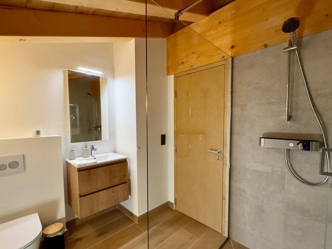 La salle de douche de la chambre Mont-Blanc : douche, vasque et WC