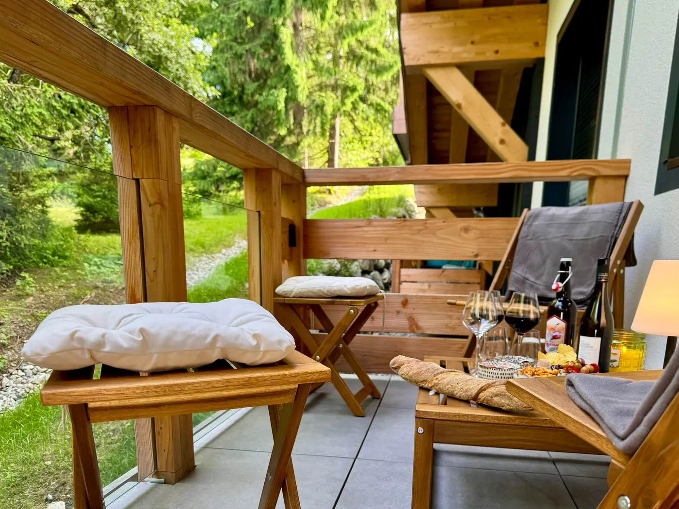 Les fauteuils de la terrasse, la forêt derrière
