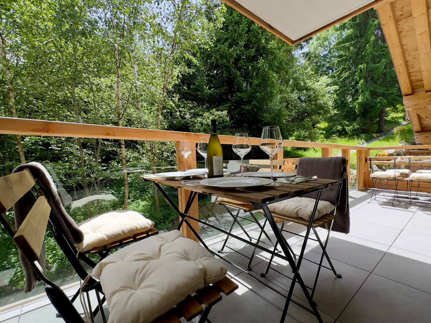 La table de la terrasse, les arbres tout autour