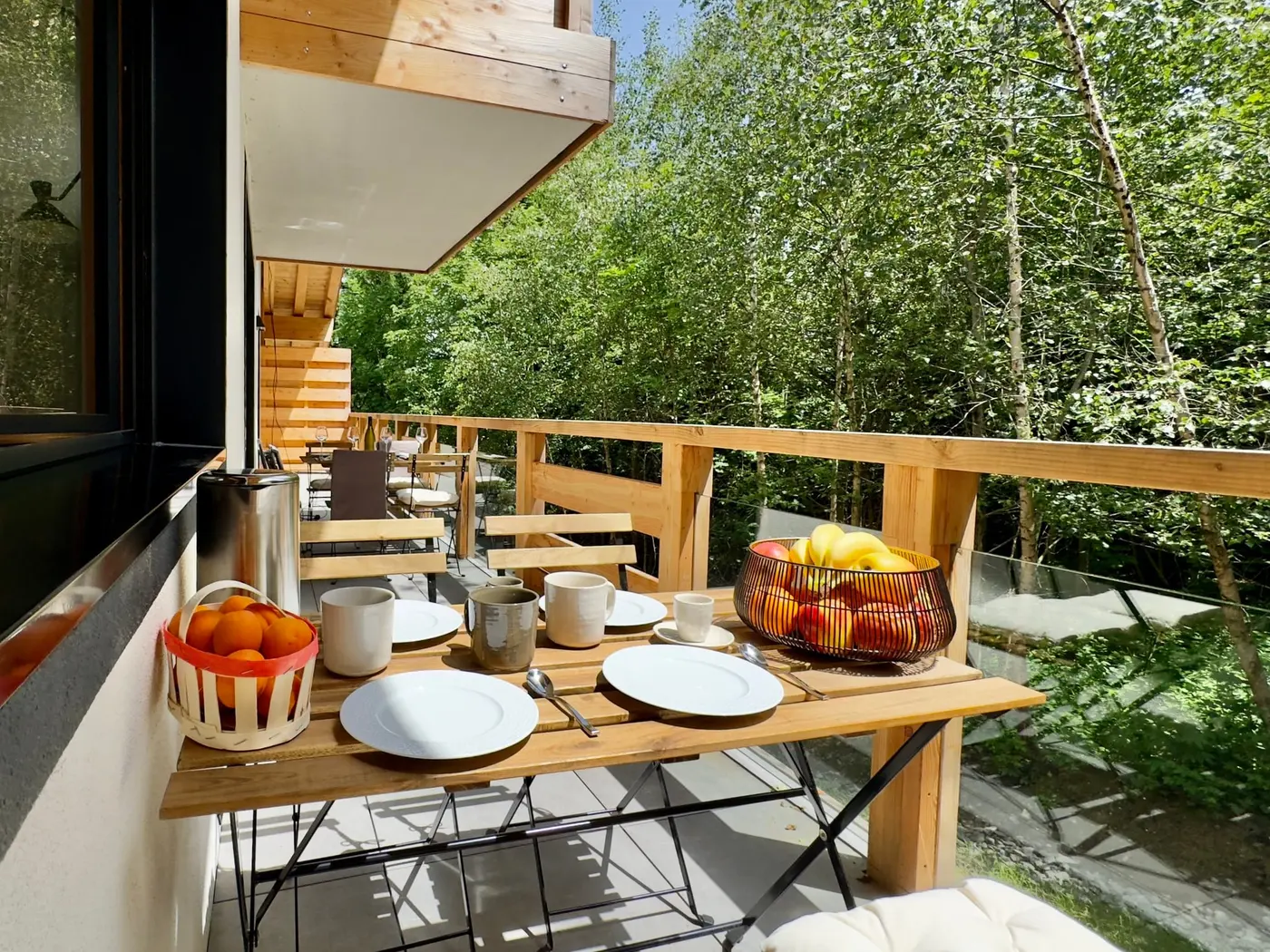 Le petit-déjeuner sur la terrasse du rez-de-chaussée