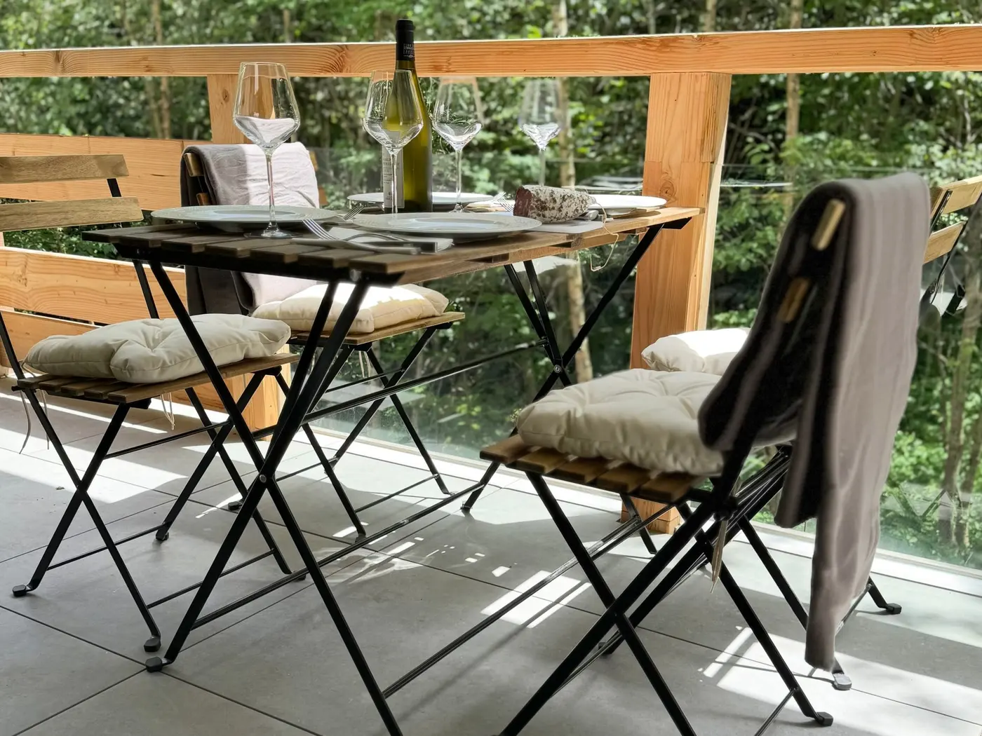 La terrasse, sa table et ses chaises pliantes