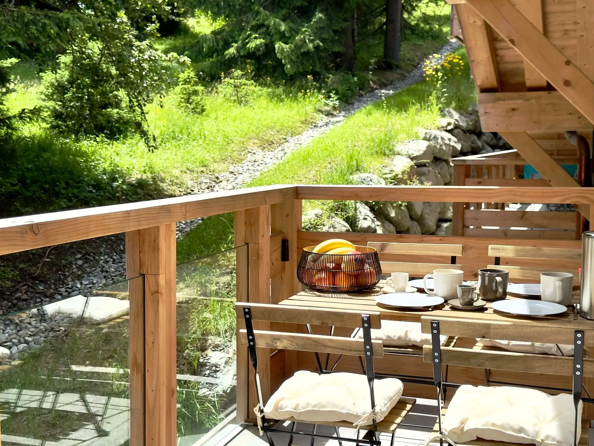 La terrasse du rez-de-chaussée, le petit-déjeuner servi face au jardin