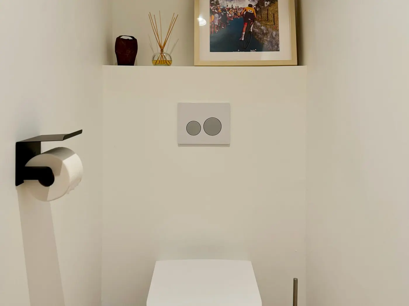 Le WC du rez-de-chaussée vu depuis la porte