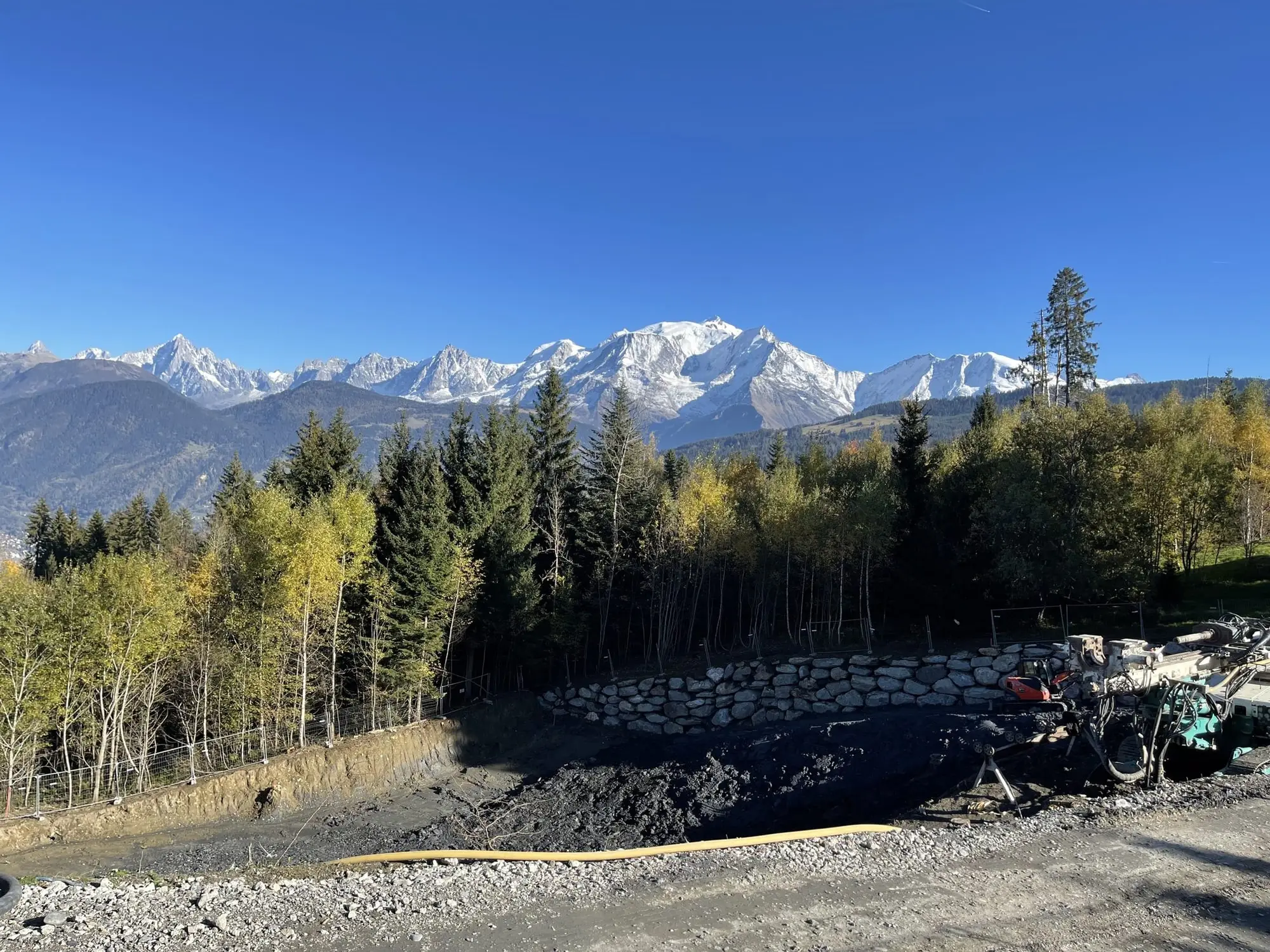 Le terrassement commence, en haut du village.