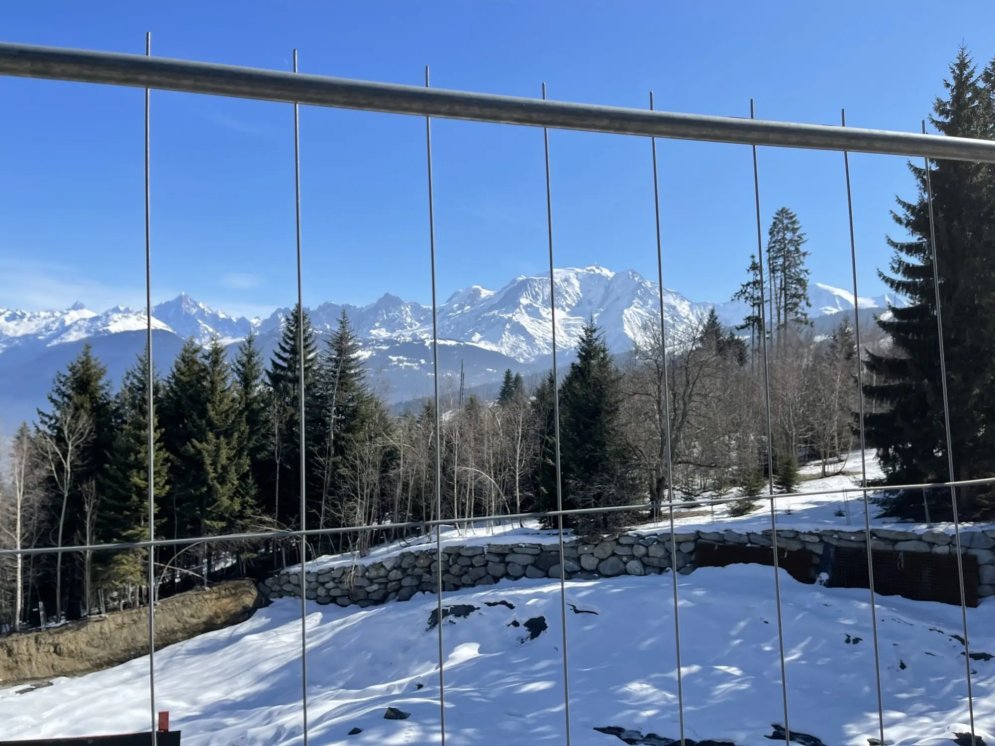 L'hiver, le chantier attend sous la neige.