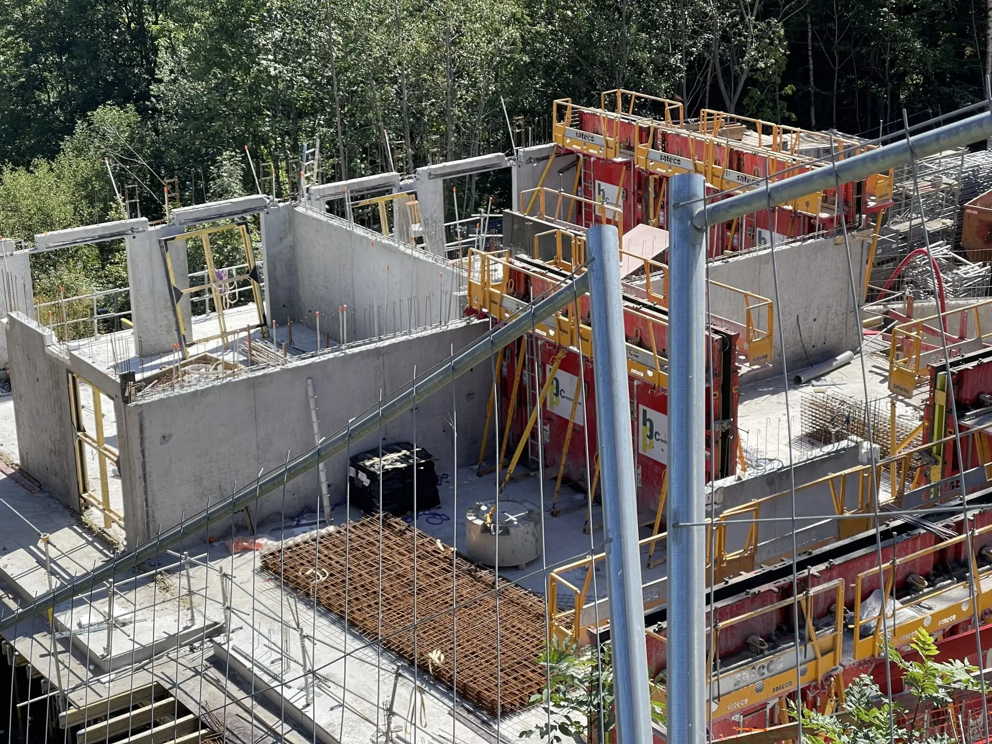 La grue arrive, les premiers murs sortent de terre.