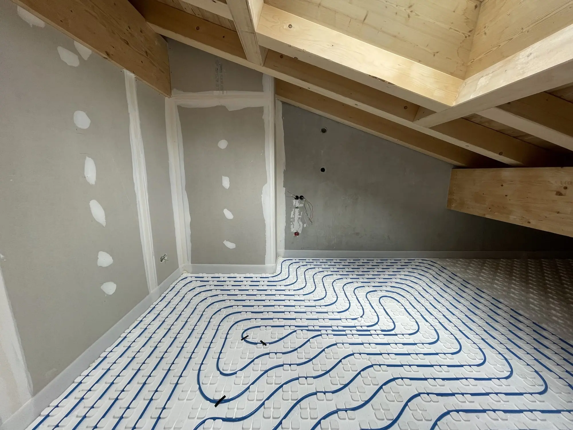 Sous les combles, le plancher chauffant, avant la chape.