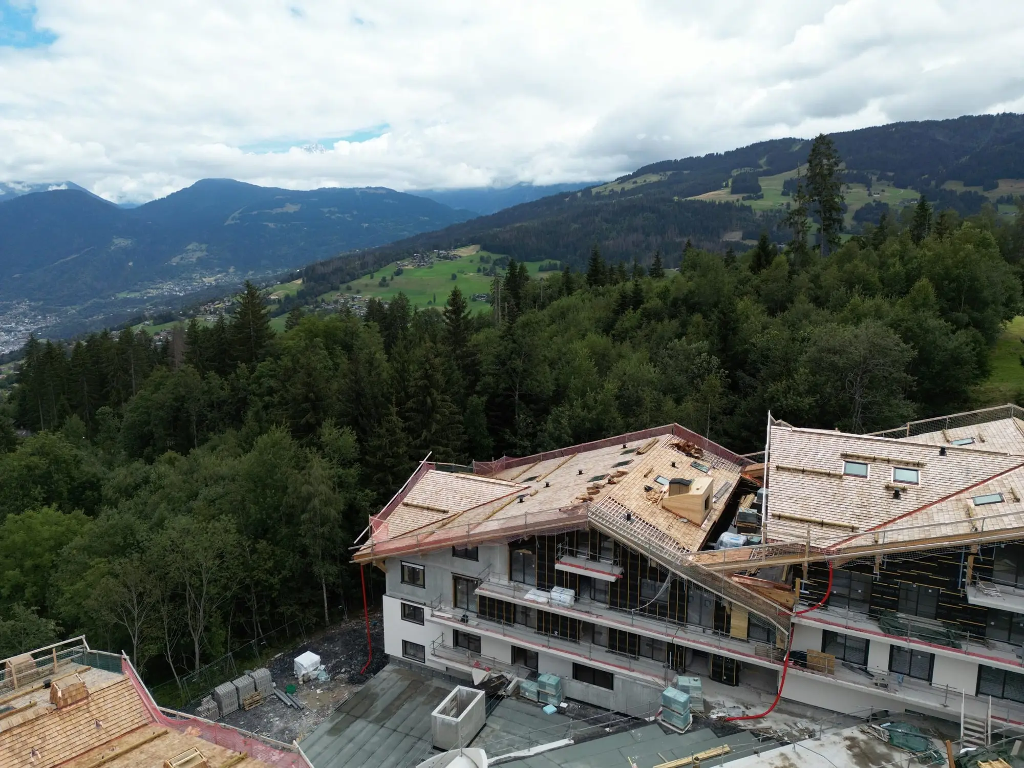 Vus du ciel, les deux chalets et leurs toits en tavaillons, ces petites planches de bois posées une à une.