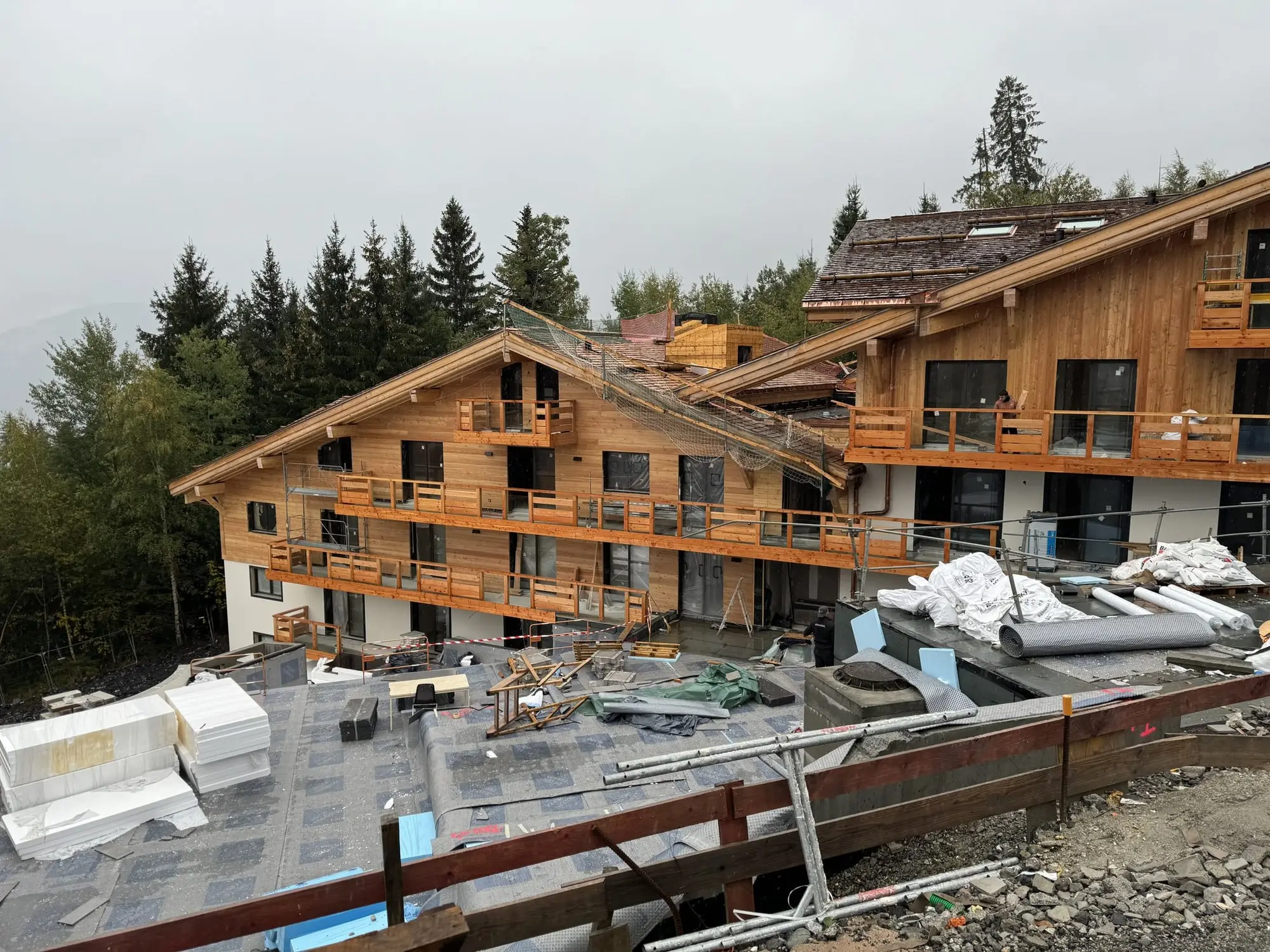 Le bardage en bois habille les façades.