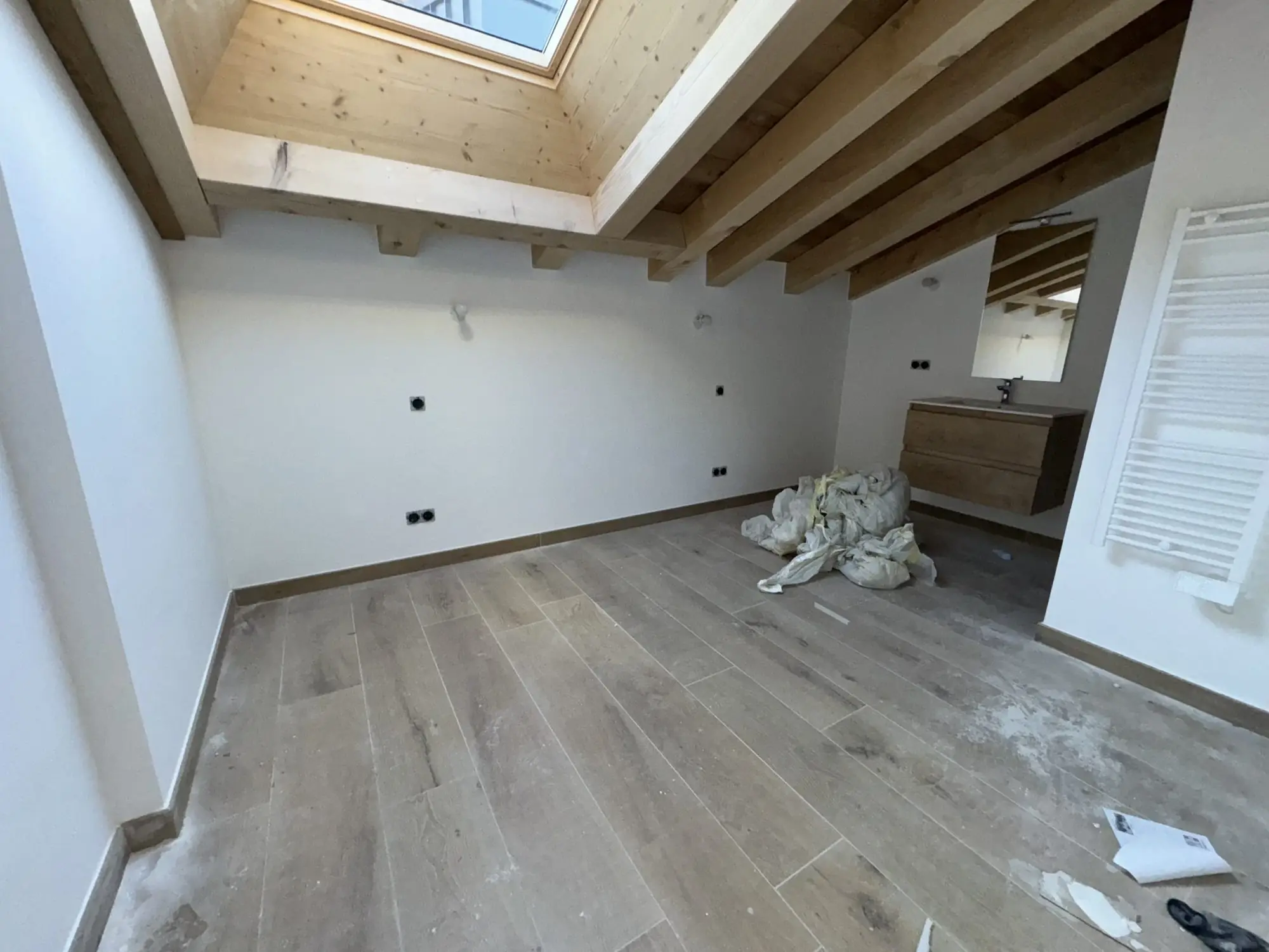 Les finitions : parquet, poutres apparentes, salles de bains.