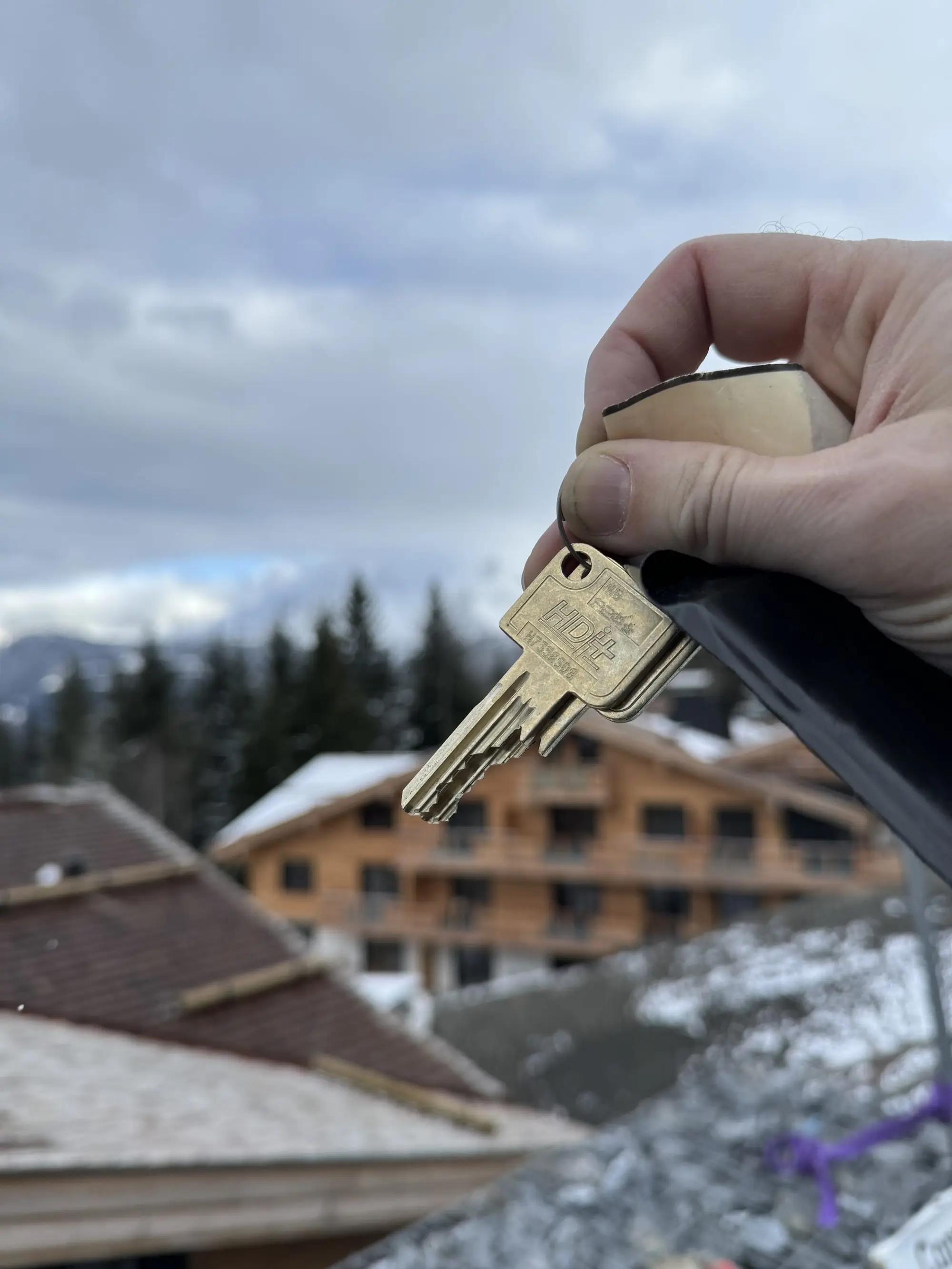 La remise des clés, sous la neige.