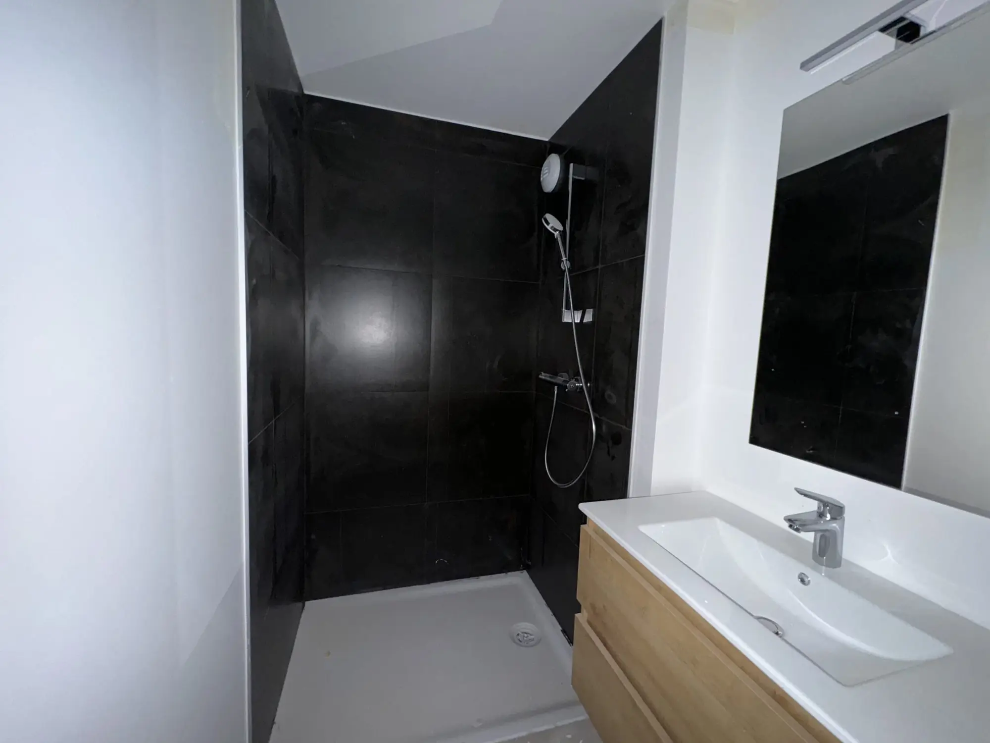 Les finitions : parquet, poutres apparentes, salles de bains.