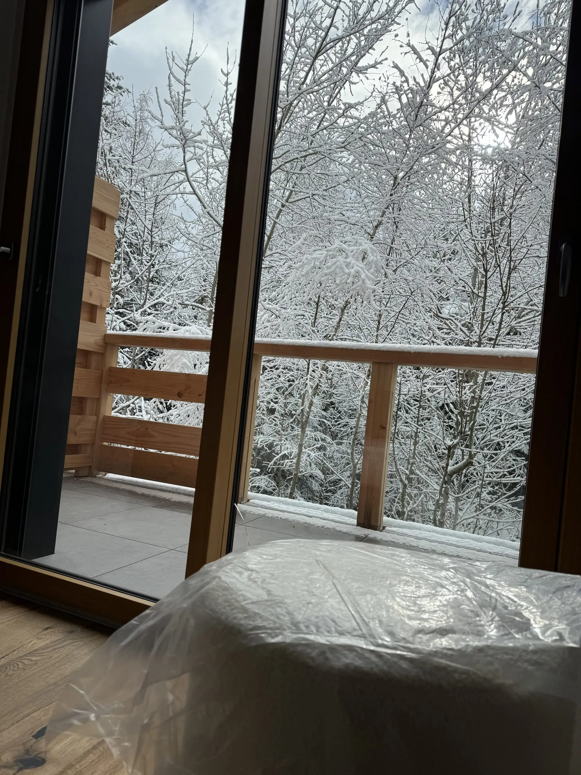 On meuble, et la première neige vue de la chambre.
