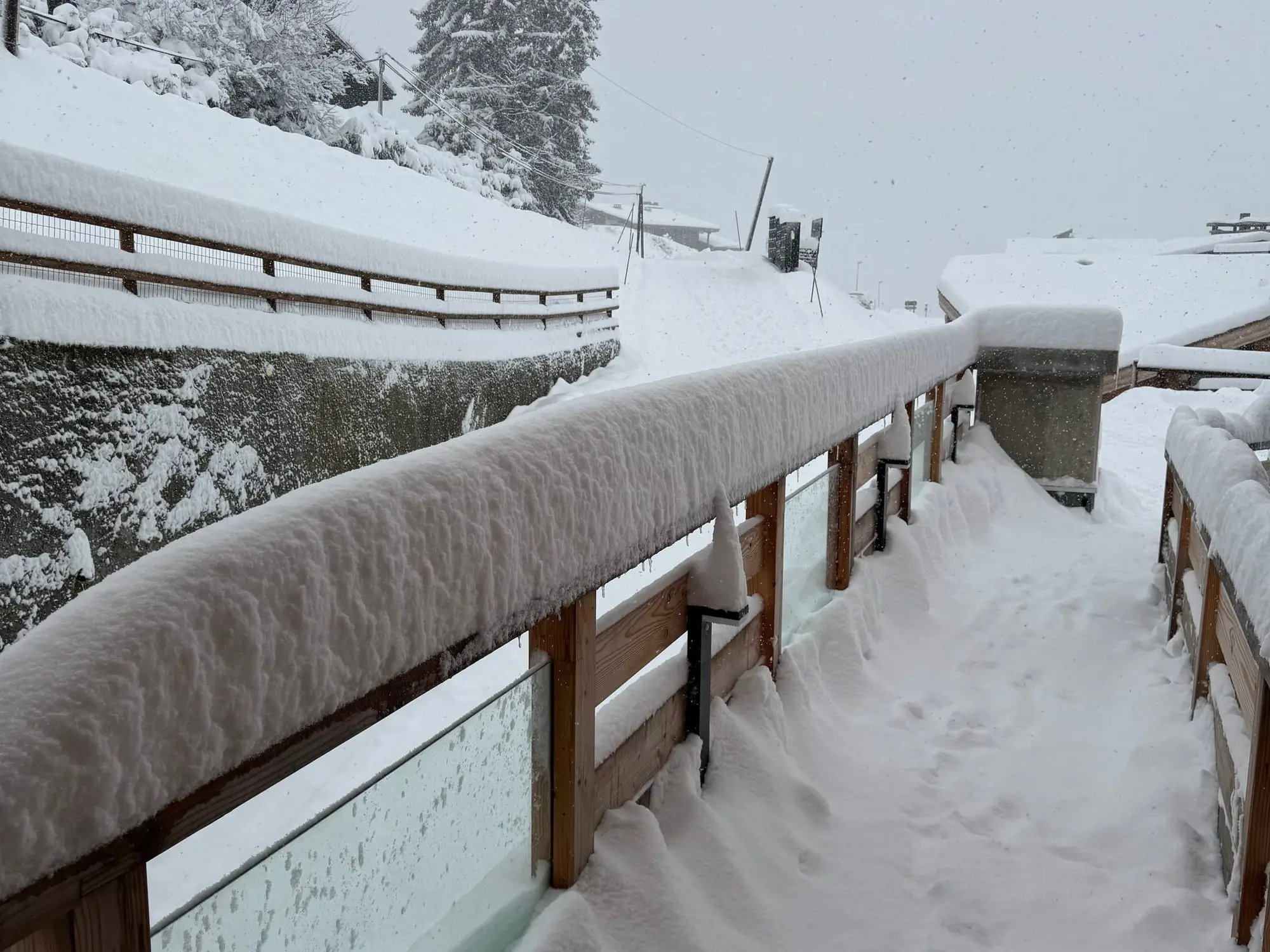 Le chemin piéton sous la neige fraîche