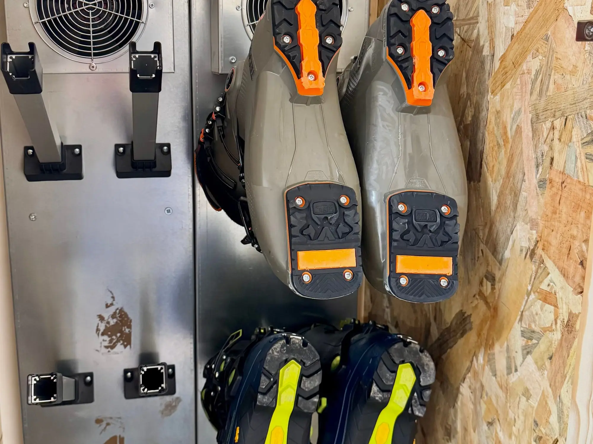Le sèche-chaussures du local à skis, chaussures en place