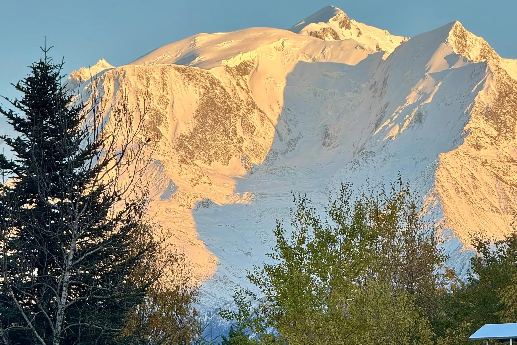 Le Mont-Blanc au soleil couchant, au-dessus des toits de la résidence