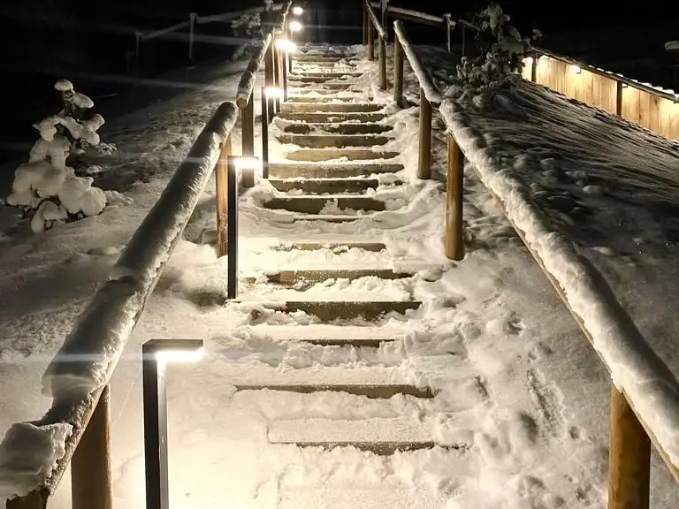L'escalier éclairé sous la neige, la nuit