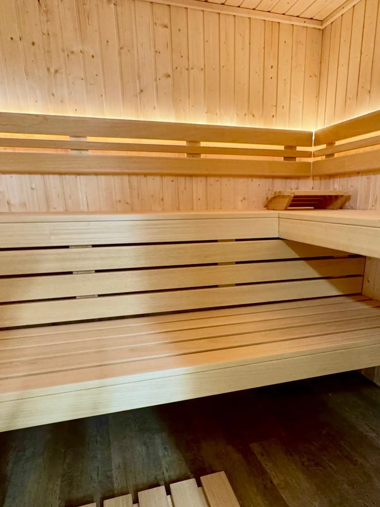 Das Innere der Sauna mit Holzbänken