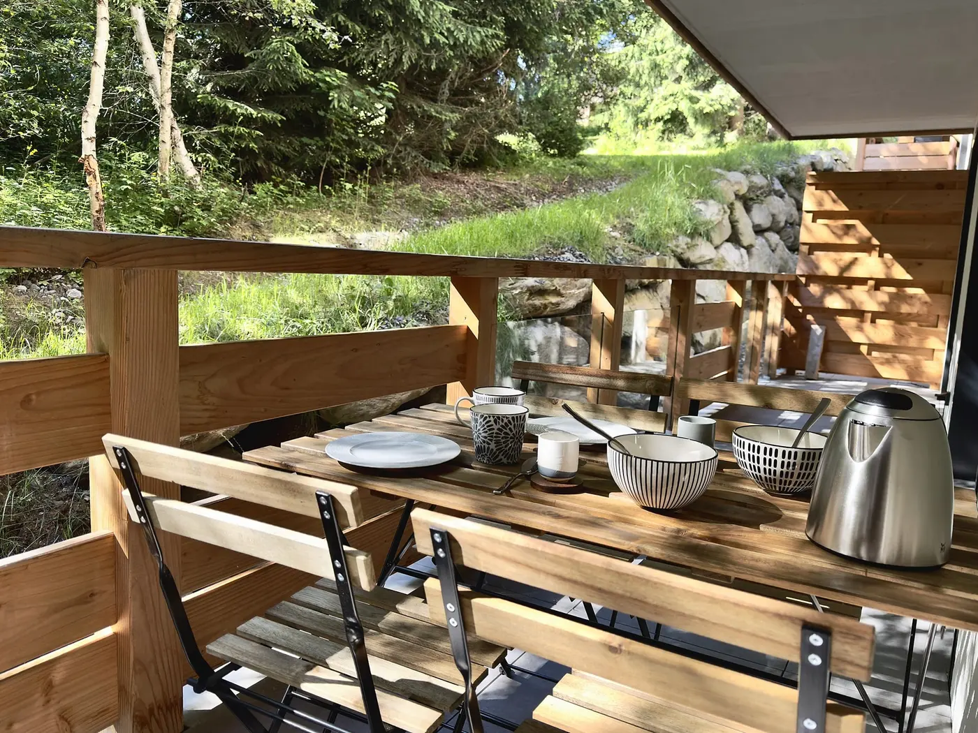 Le petit-déjeuner servi sur la table du balcon