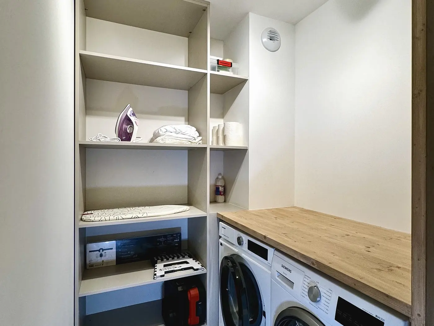 La buanderie : lave-linge, sèche-linge et rangements