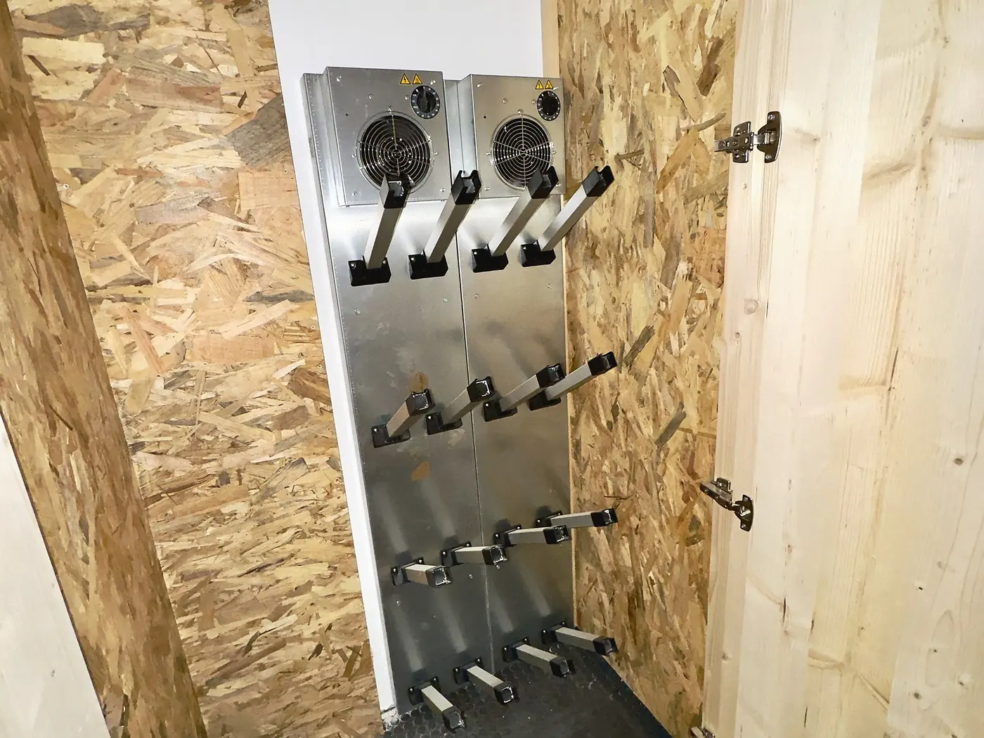 Le casier à skis fermé et son sèche-chaussures, dans le local de l'immeuble