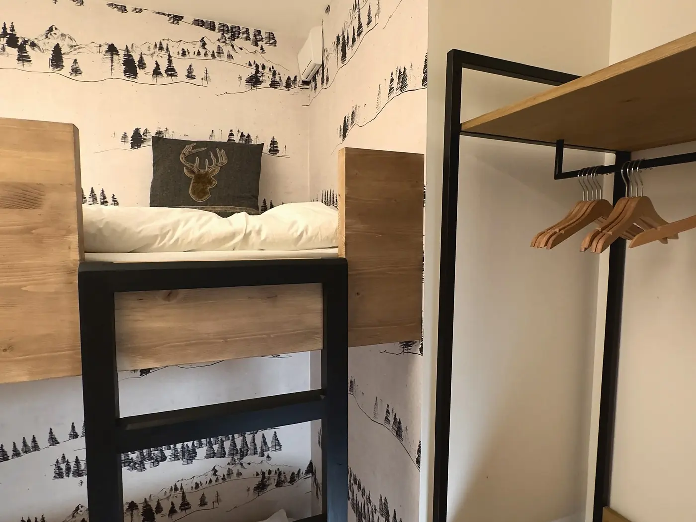 La chambre cabine : lits superposés et penderie, papier peint aux sapins