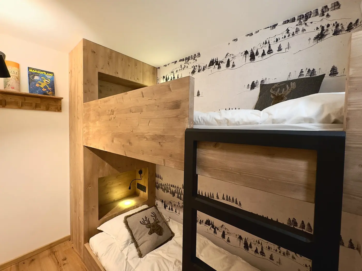 Les deux niveaux de la cabine, avec la structure bois et métal