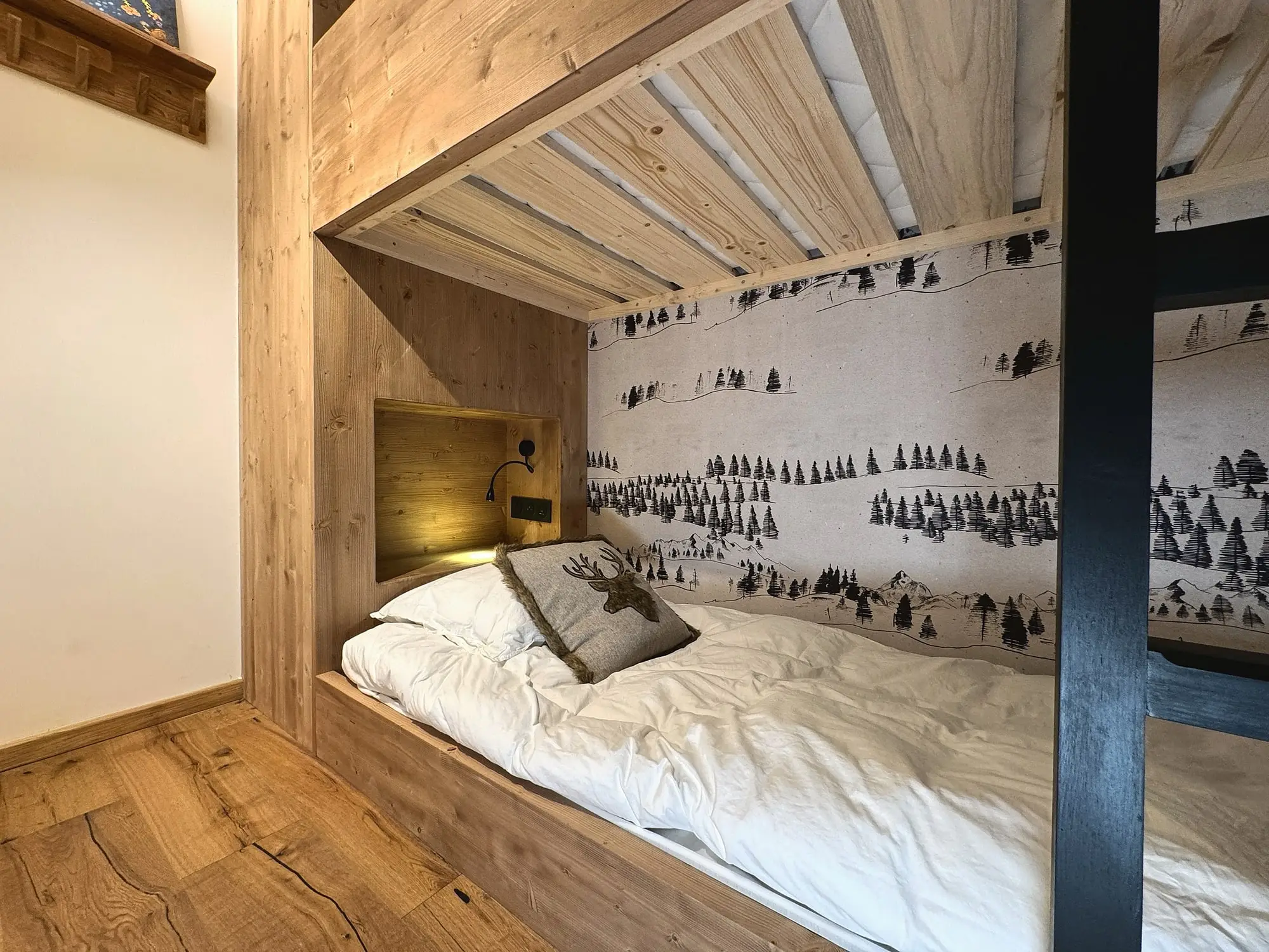 Le lit du bas dans son alcôve en bois