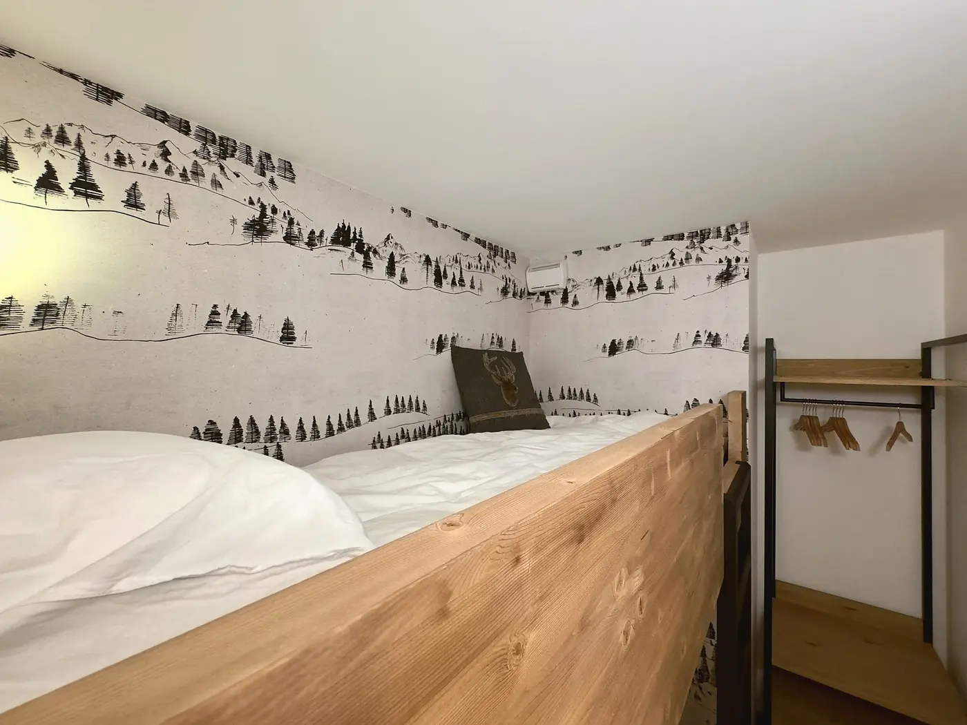 Le lit du haut de la cabine et la penderie