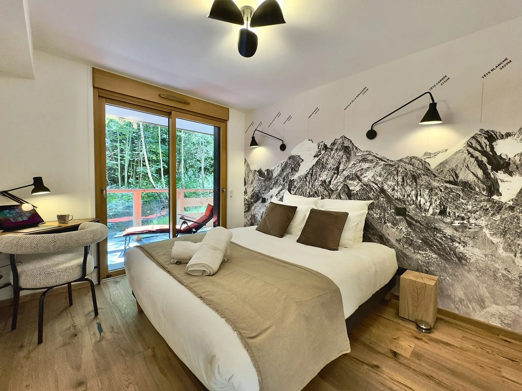 La chambre double : lit 160, fresque montagne et bureau devant la baie