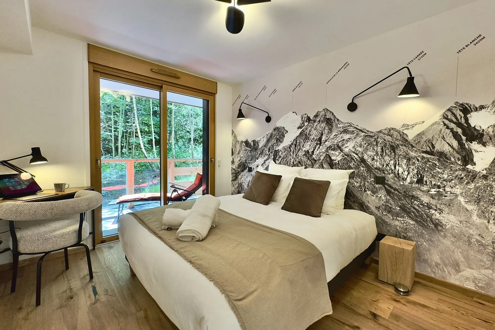 La chambre double : lit 160, fresque montagne et bureau devant la baie