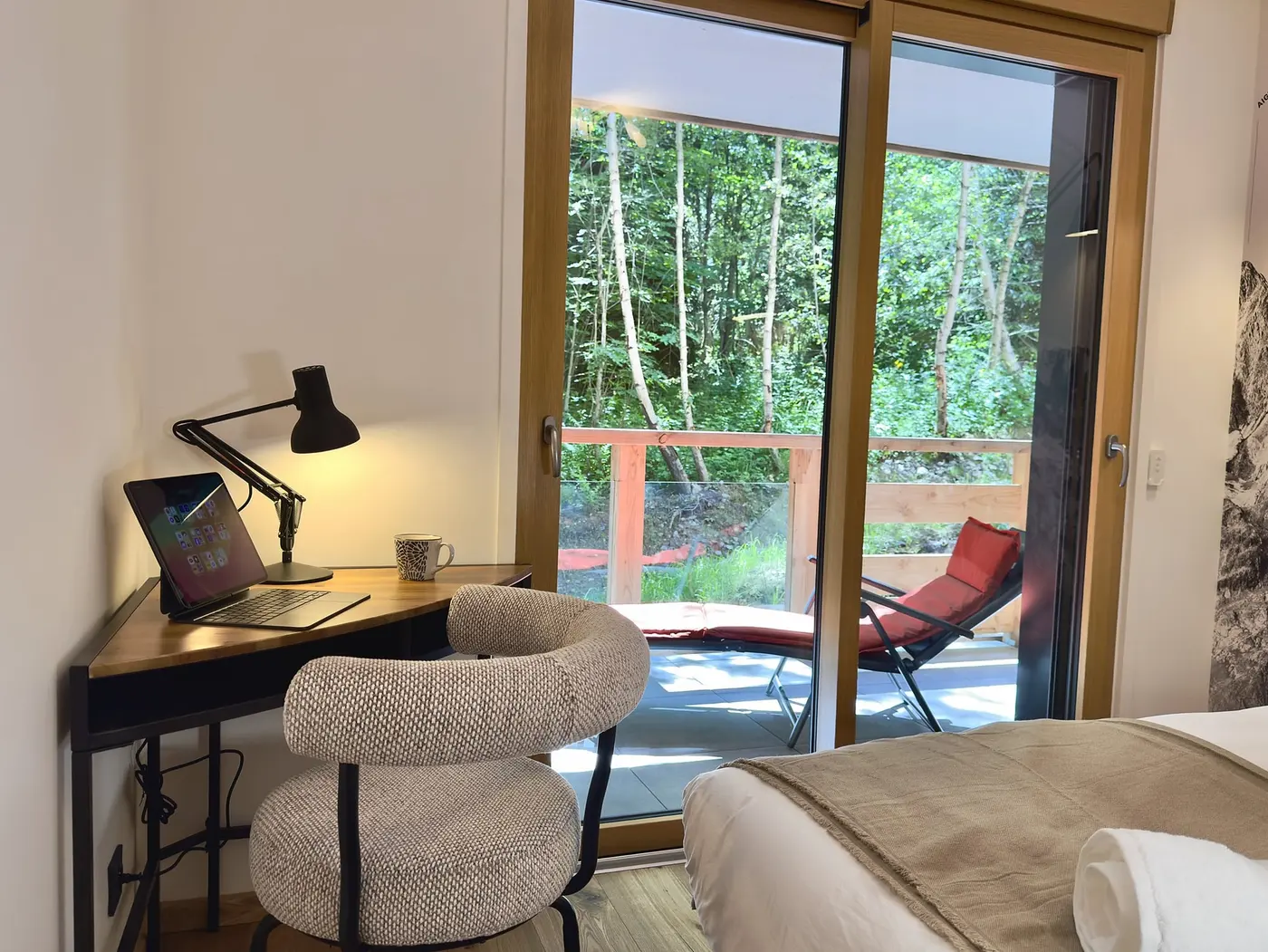 Le bureau de la chambre double, ouvert sur le balcon