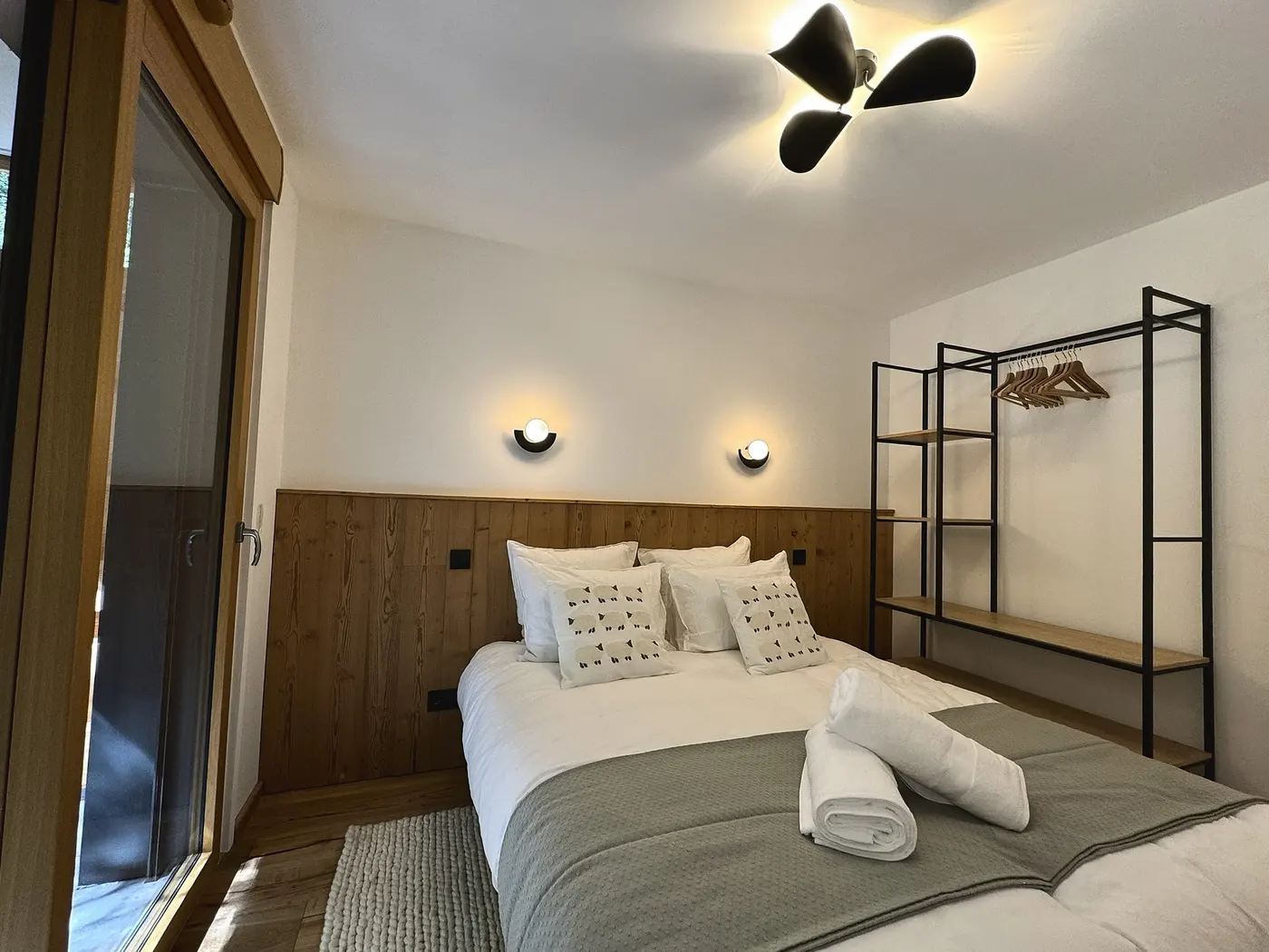 La seconde chambre double, lambris bois et portant, ouverte sur le balcon