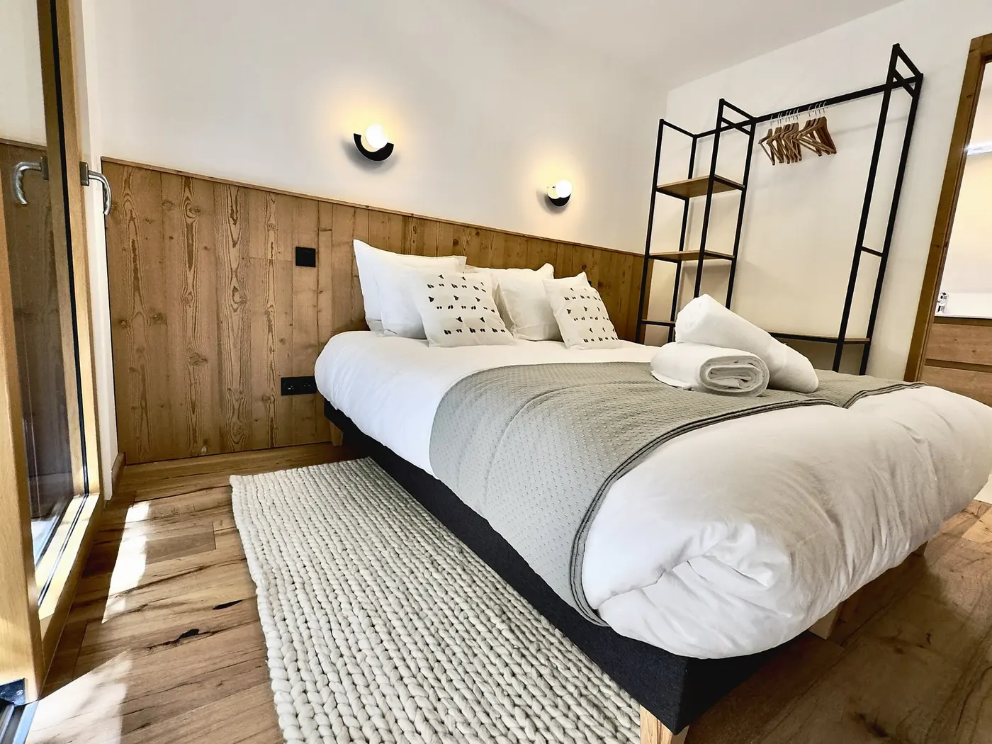 Le lit 160 × 200 de la seconde chambre double