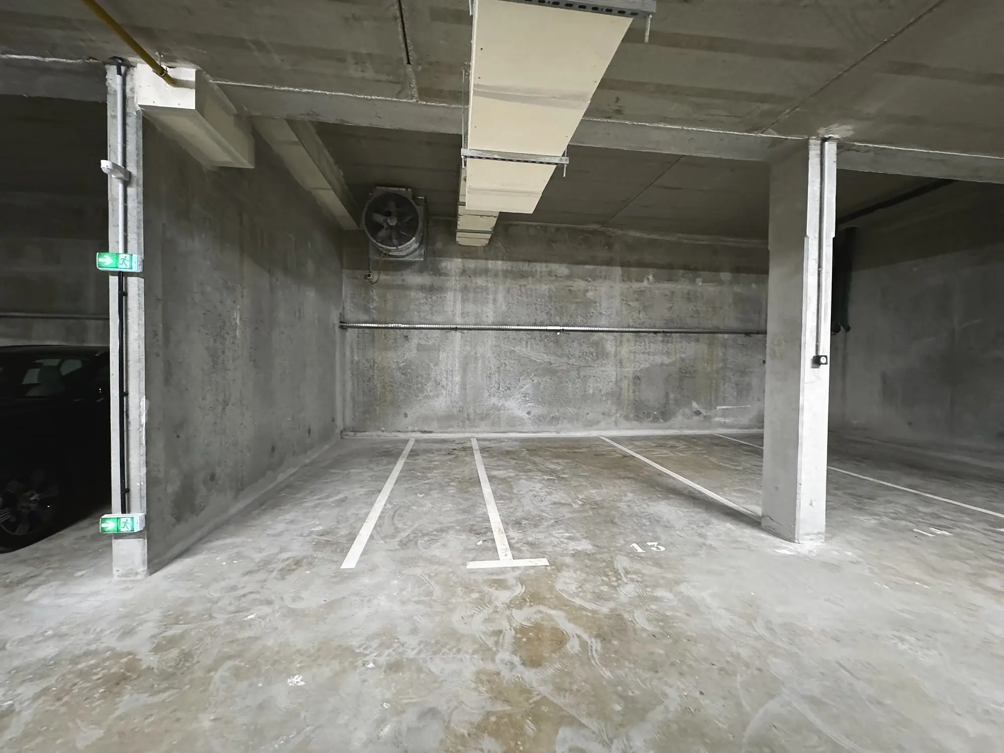 La place de parking couverte, au sous-sol de la résidence
