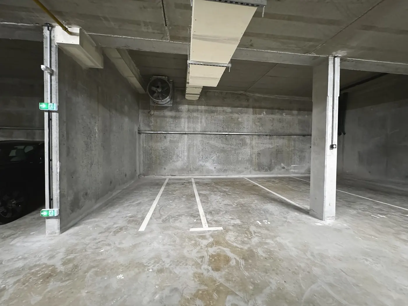 La place de parking couverte, au sous-sol de la résidence