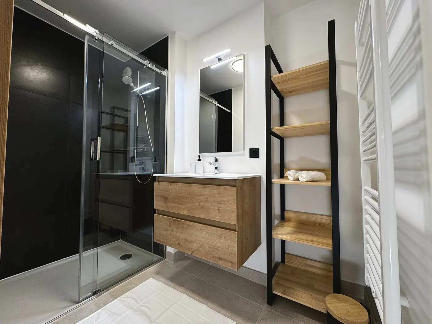 La salle de douche attenante à la seconde chambre